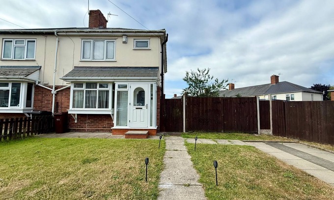 Wolverhampton Haus | Spacious 3-Bed Contractor-Friendly with Parking in Wolverhampton