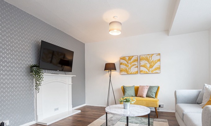 Broadheath Haus | Spacious 3-Bed Home with Driveway