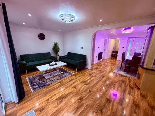 Haversham Wohnung | Spacious 3 Bed Home With Private Parking Close to MK Central
