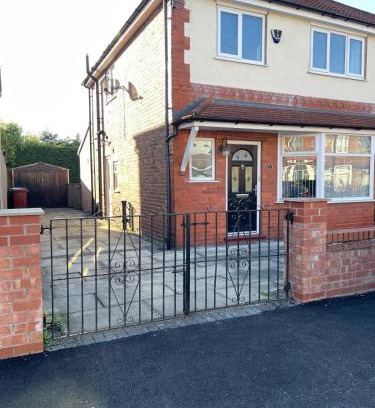 Offerton Haus | Spacious 3 bed with driveway