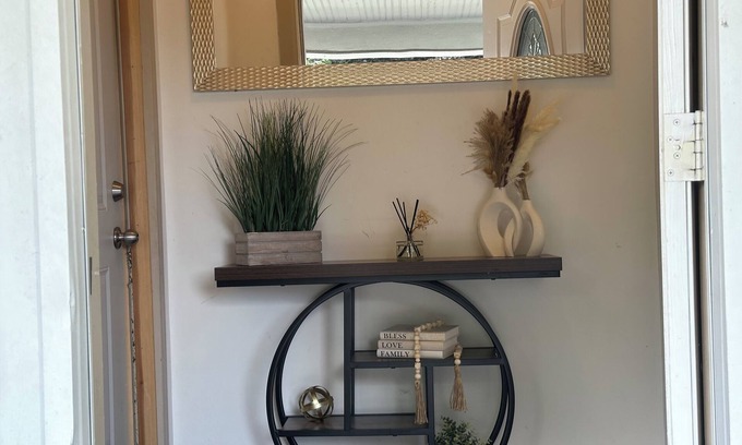 Cicero Wohnung | Spacious 3-bedroom apartment with WiFi, AC in safe area in Cicero IL.