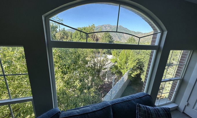 Layton Wohnung | Spacious 3-bedroom apartment with pool, hot tub, and fitness room in Layton, UT