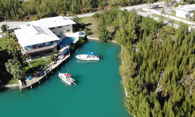 Lucaya Eigentumswohnung | Spacious 3-BR Waterfront Condo w/ Dock & Pool, Walk to Beaches, Bars & Shopping!