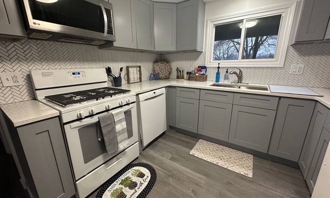 DeKalb Haus | Spacious 3BD 2BA 5 MIN TO NIU Pets Welcome Fast WIFI