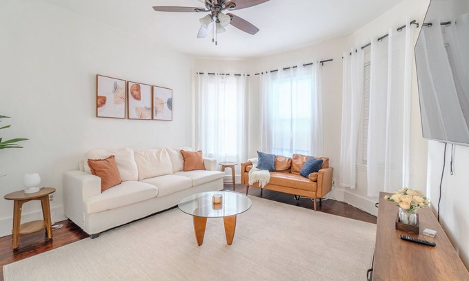 Somerville Wohnung | Spacious 3BDR near Harvard/5-Min Walk to Train - Davis Sq / Free Parking!