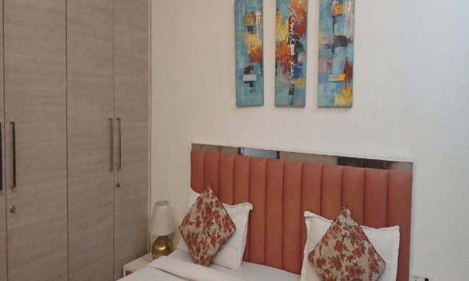 Safdarjung Enclave Wohnung | Spacious 3BHK in Safdarjung Enclave- Near Deer Park- Parking, Wifi, Elevator