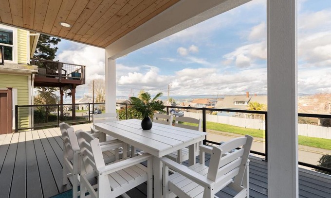 Port Gardner Haus | Spacious 3BR Home Sleeps 8 Private Backyard