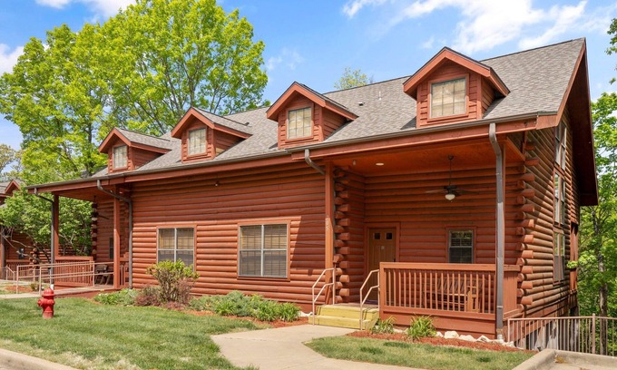 Branson Theater District Kabine | Spacious 4 BD Cabin at Thousand Hills Golf Resort in Branson, MO - Perfect for Family Getaways!