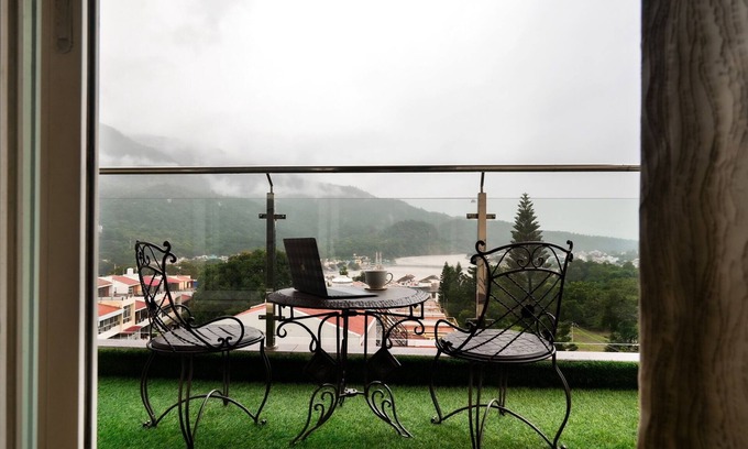 Rishikesh Wohnung | Spacious 4-bedroom apartment in enjoyable Rishikesh with fitness room, WiFi
