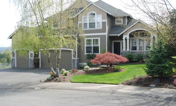 Redmond Haus | Spacious 4-bedroom Family friendly house, in the heart of the Eastside.