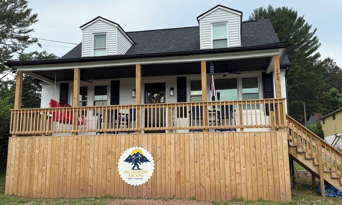 Bluewell Haus | Spacious 4-bedroom house with garage in Bluewell! Park and ride to the trails!