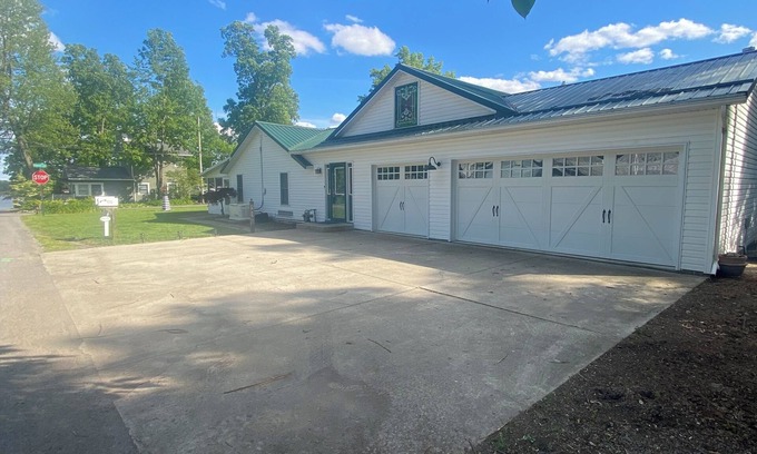 Lakeview Haus | Spacious 4-bedroom house with 3 patios at Indian Lake. Enjoy your stay!