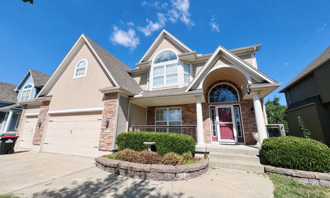 Lee's Summit Haus | Spacious 4-bedroom house with WiFi and AC in fabulous Lee's Summit