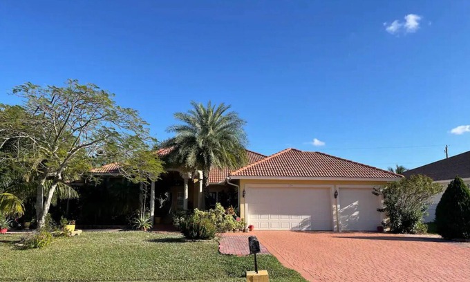 Port Saint Lucie Haus | Spacious 4BD/4BA Dream Villa w/LRG Backyard in PSL