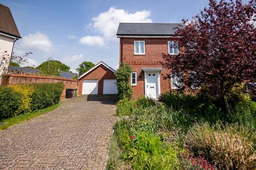Romsey Haus | Spacious 4BD Home with Patio garden, BBQ & Parking