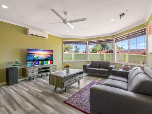 Forest Lake Haus | Spacious 4BR family retreat near mall at Forest Lake