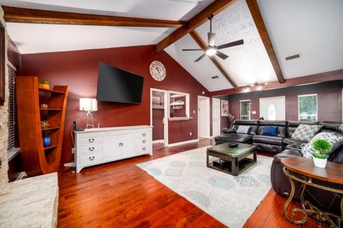 Timberlake Estates Haus | Spacious 4BR Getaway in Cypress with Style