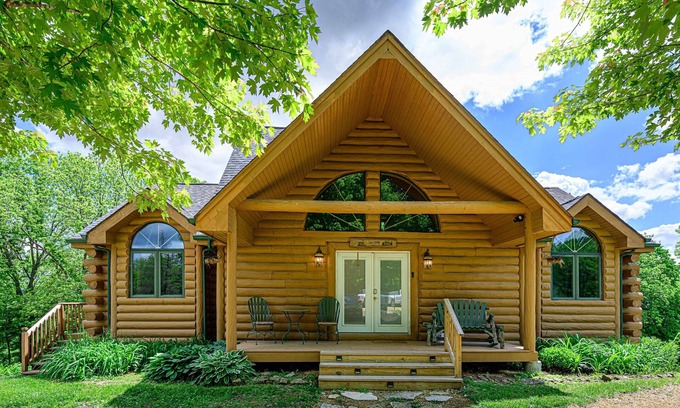 Apple River Kabine | Summer Fun: Pool, Game Room & King Beds Await!