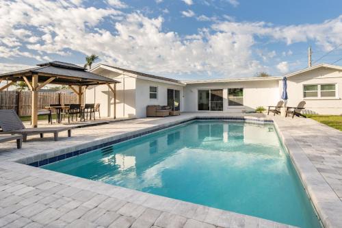 West Bradenton Haus | Spacious 4BR Oasis with Pool Near Anna Maria Island