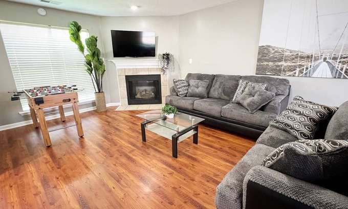 East Central Shelby Haus | Spacious 4BR Retreat with BBQ, Hammock, and Outdoor Lounge