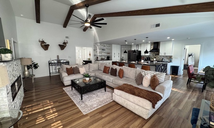 Lawrenceville Haus | Spacious 5-bedroom house in awesome Lawrenceville with AC