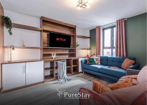 Failsworth Haus | Spacious 5-bedroom Contractor House Sleeps 7 with Parking by PureStay