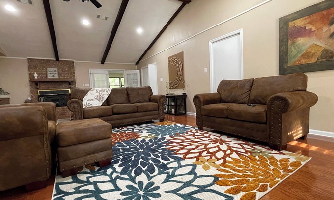 Moscow Haus | Spacious 5-bedroom house in welcoming Pine Bluff with WiFi, AC