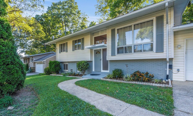 Aspen Hill Haus | Spacious 5-Bedroom House in Rockville Fast WiFi, Gaming Area & Fenced Yard