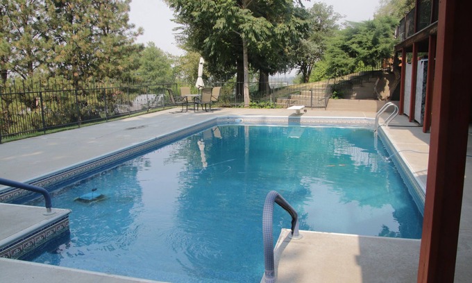 Payette Haus | Spacious 5-bedroom house in lovely Payette with WiFi, AC, fitness room, pool.