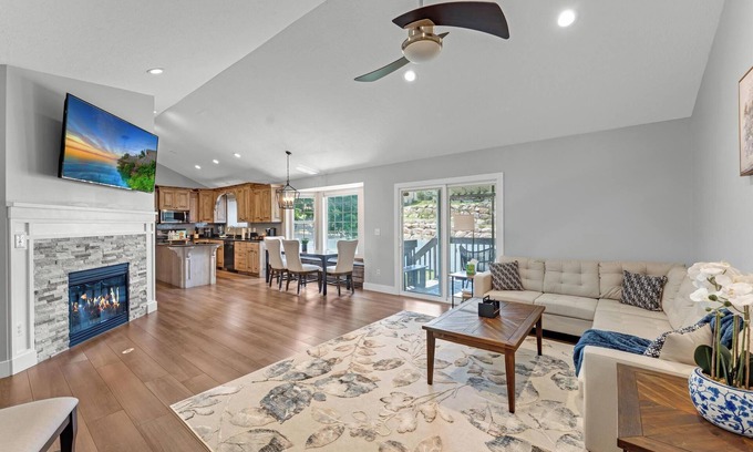 South Ogden Haus | Spacious 5-bedroom retreat with AC and WiFi inSouth Ogden. Relax in our Hot Tub