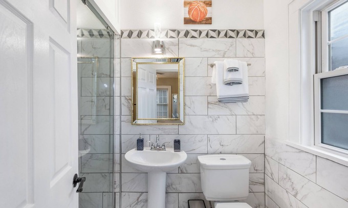 East Memphis Haus | Spacious 5 BR/3 Bath Midtown Home - Near Zoo and Liberty Bowl