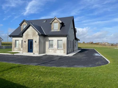Tuam Haus | Spacious 5Br Home - Country View - Close to Galway