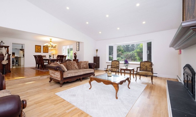 Surrey Haus | Spacious 5BR w/Pool & 5 Baths – Surrey Retreat