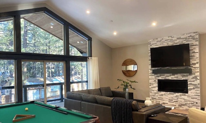 Black Bart Haus | Spacious 6-bedroom Newer house in lovely South Lake Tahoe 30 day stays or longer
