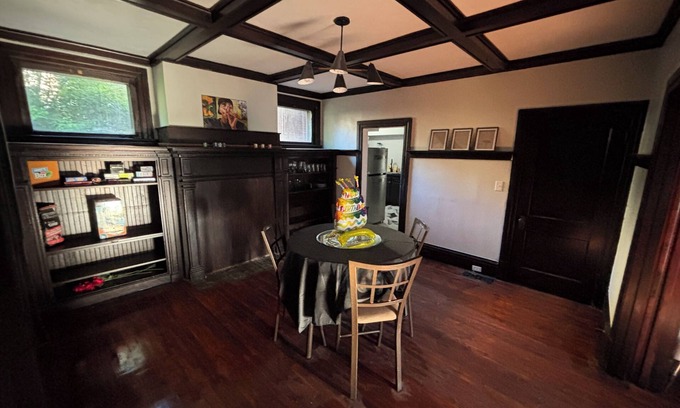 Mount Washington Haus | Spacious 6-bedroom house in mt washington with pokerroom