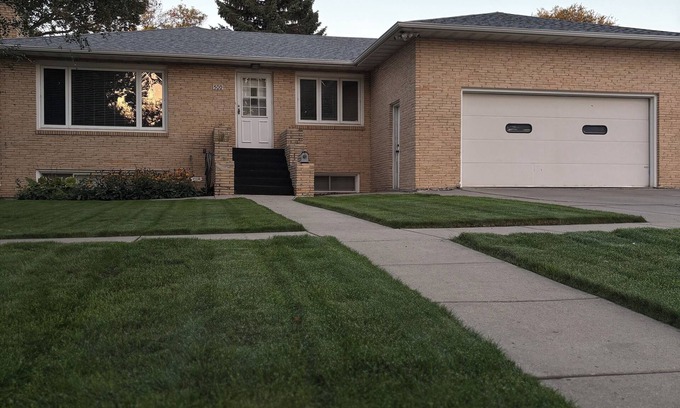 Bismarck Haus | Spacious 6-bedroom house in amazing Bismarck with WiFi, AC