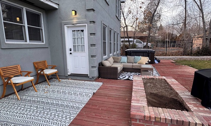 Reno/Tahoe Airport Haus | Spacious 6-bedroom house on the golf course with a new hot tub/spacious sauna.