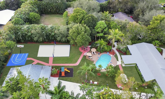 Davie Haus | Spacious 6BR w/ POOL & Tons of Games