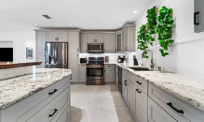 Davie Hütte | Spacious 8BR w/ Guesthouse + Pool & Tons of Games