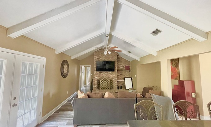 Slidell Haus | Spacious and bright 5bd 2 ba with jacuzzi tub.