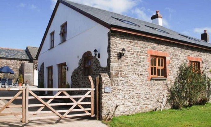 Hartland Haus | Spacious and Characterful 2 bedroom Detached Barn Conversion close to coast.