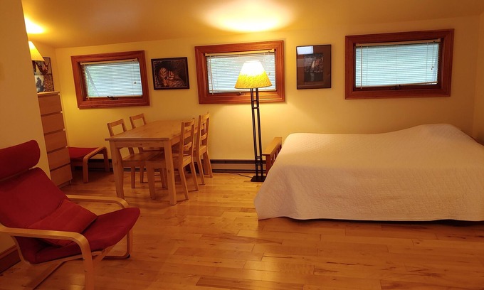 Hamilton Wohnung | Geräumig und komfortabel; Das Hotel liegt 1,5 km von der Innenstadt von Hamilton und Colgate entfernt