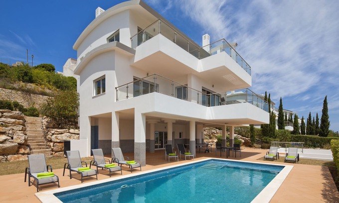 Vila do Bispo Villa | Geräumige 4 Schlafzimmer / 4 Badezimmer Villa in der Nähe von Burgau & Strand mit Jacuzzi und Pool