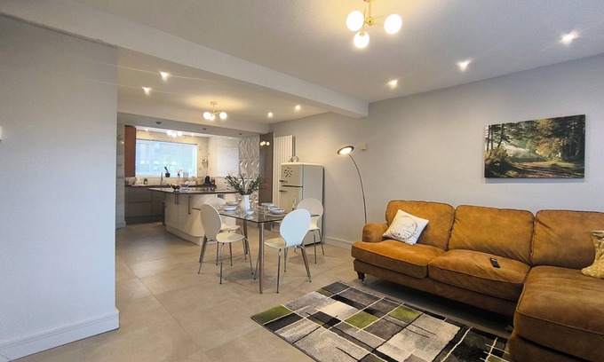 Failsworth Haus | Spacious and Spotless in a peaceful area 15 mins from Manchester centre.