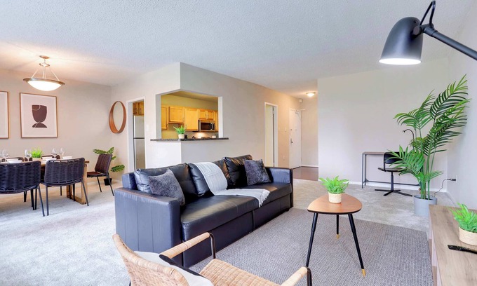Aurora Highlands Wohnung | Metro-Connected Arlington Gem