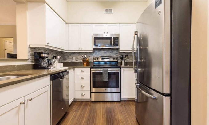 Waltham Wohnung | Spacious Apt with Balcony - ABH-1721