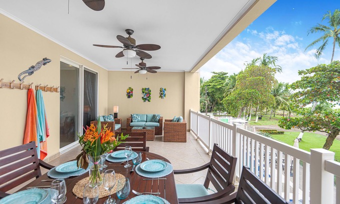 Barrio Los Villalobos Wohnung | Spacious beachfront view patio, 1380 sqm condo, Aircon, 24hr security, new decor