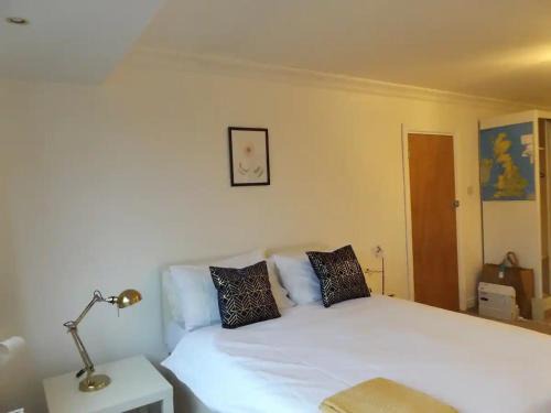 Binley Haus | Spacious Bright Room in Coventry
