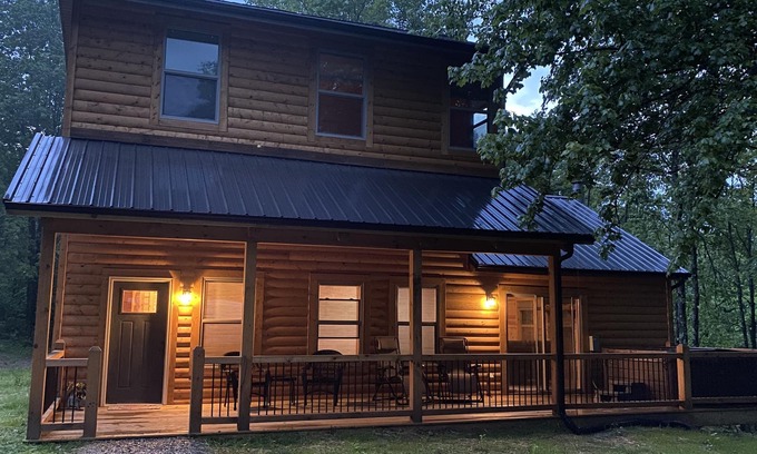 McArthur Kabine | Spacious Cabin in Hocking Hills close to Caves.HotTub,Grill & 66 Acres of Hiking