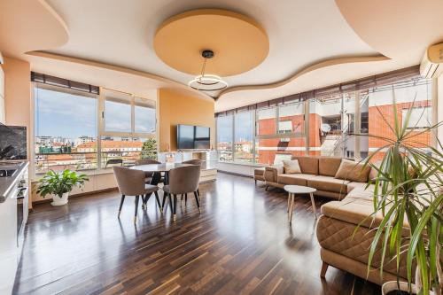 Shkoder Wohnung | Spacious City-View Apartment Overlooking Shkodër